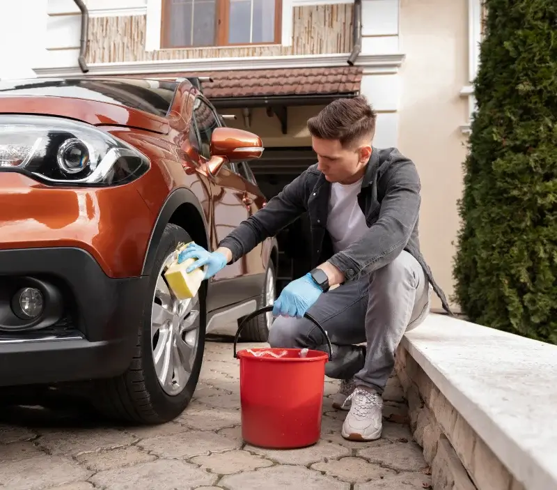 Lavage auto à domicile Lugarde : professionnel intervenant sur un véhicule